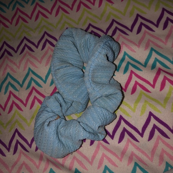Scrunches - Picture 5 of 8